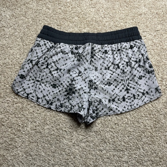 Vuori Clementine Shorts - Picture 2 of 4